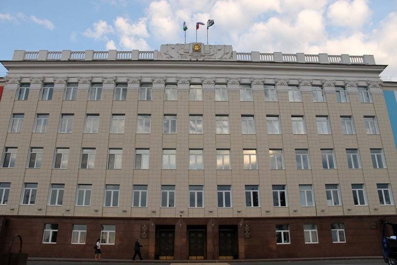Мэр Уфы начал оперативное совещание с минуты молчания в память о трагедии в Казани