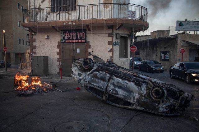 Израильские власти из-за столкновений ввели режим ЧП в городе Лод