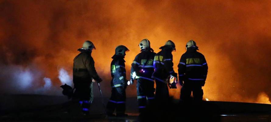 Пожарные на севере Карелии целую ночь тушили загоревшийся дачный дом
