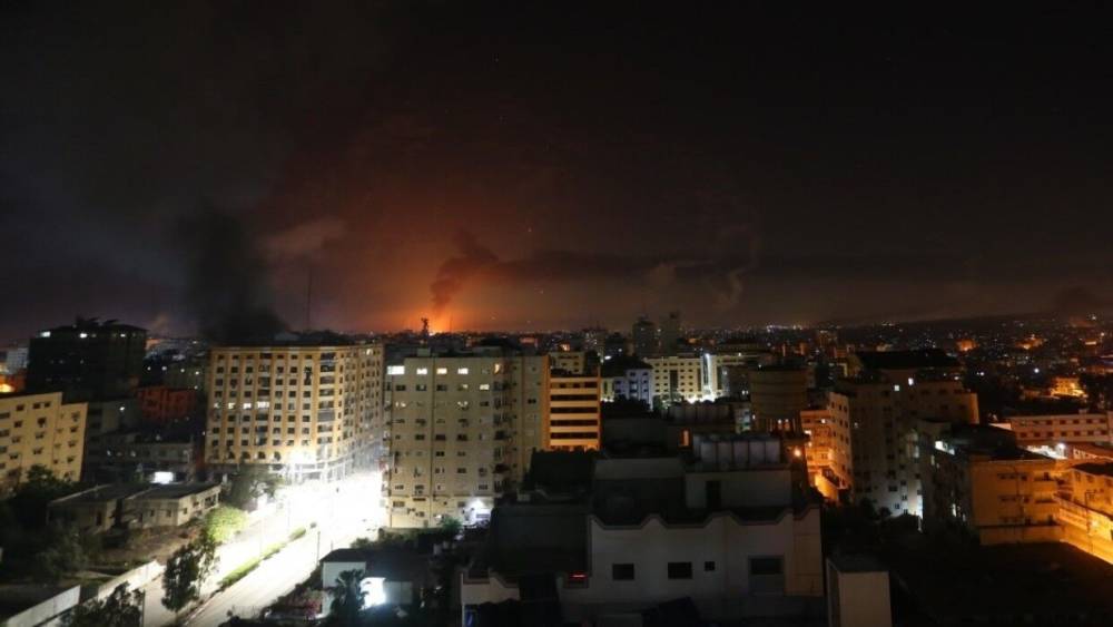 Появились кадры последствий ракетного удара по израильскому городу Холон