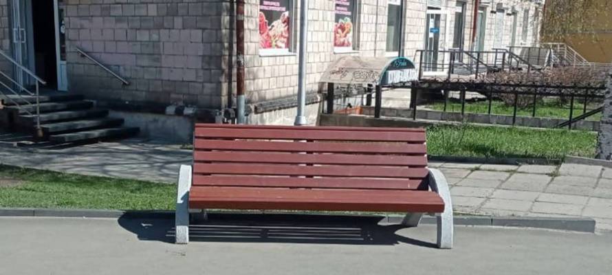 На остановку в центре Петрозаводска вернули скамейки после возмущения горожан