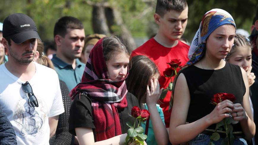 Погибшую при нападении на школу 25-летнюю учительницу похоронили в Казани