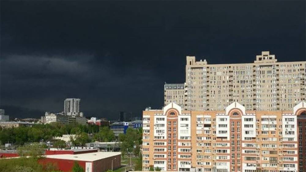 Апокалиптическое небо над Харьковом: атмосферные фото