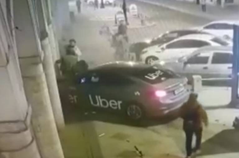 Видео: машина такси на большой скорости сбила троих пешеходов в Петербурге