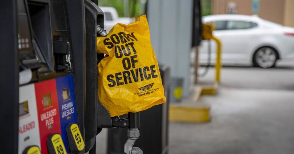 Испугавшиеся нехватки бензина американцы запасают бензин в пакетах