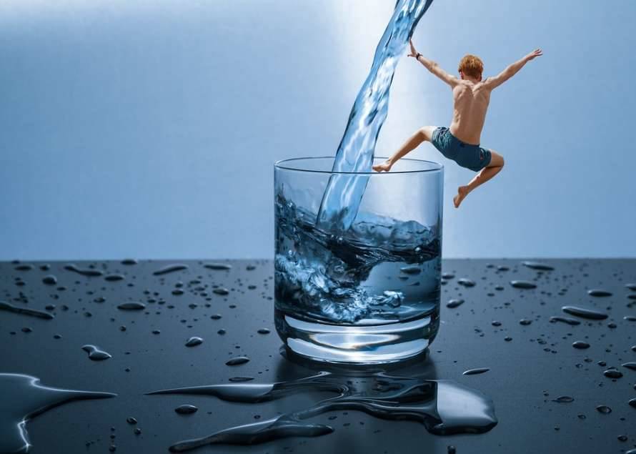 Диетологи объяснили, как правильно пить воду, чтобы похудеть