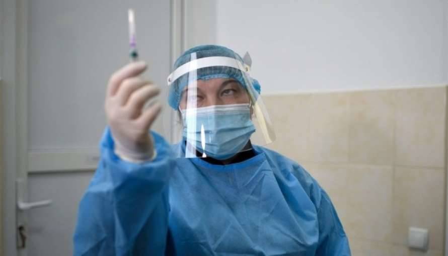 Украинцев, записавшихся на вакцинацию через «Дию», провакцинируют выборочно