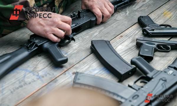 Появились кадры покупки оружия казанским преступником