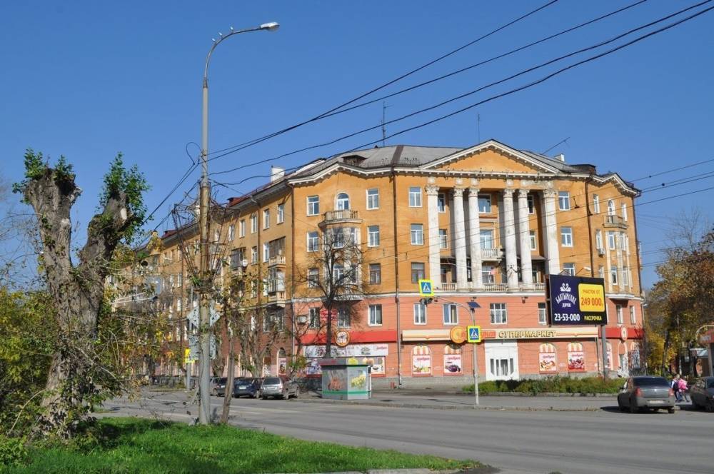Мэрия Екатеринбурга продает помещения в жилом доме — памятнике с колоннами на Уралмаше
