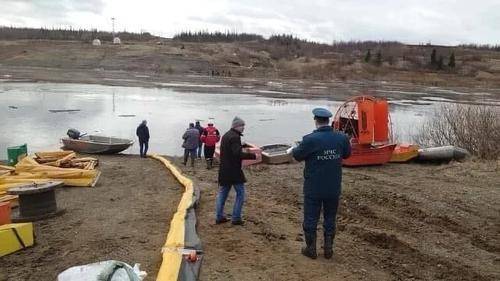 В городе Усинск Республики Коми введен режим ЧС из-за попадания нефти в реку Колва