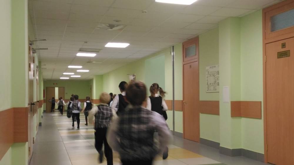 Четверо детей пострадали при взрыве игрушечной бомбы в школе в Москве