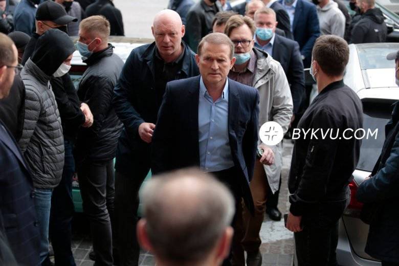 Медведчук прибув до суду для обрання міри запобіжного заходу: як це було