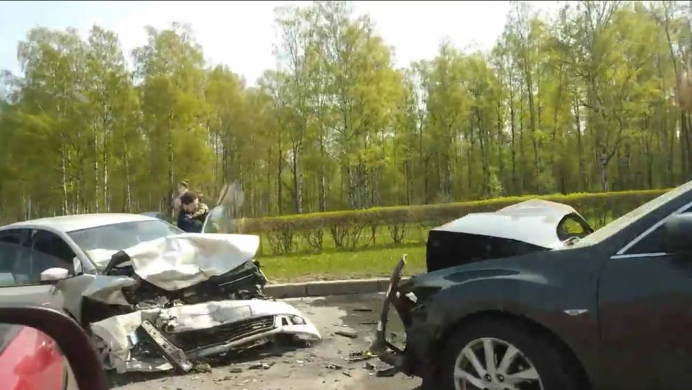 В Петербурге при лобовом столкновении машин пострадал малыш