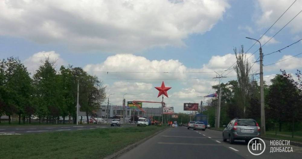 На въезде в оккупированный Донецк установили огромную красную звезду (ФОТО)