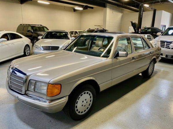 Капсула времени: на продажу выставлен 36-летний Mercedes с минимальным пробегом
