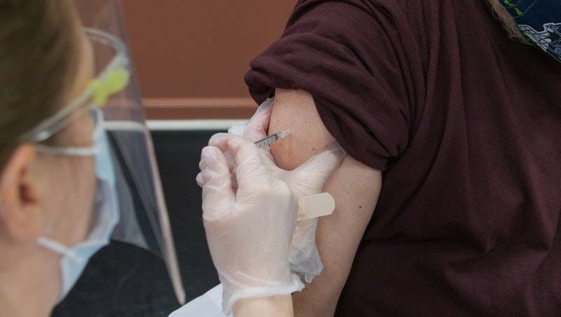 CDC смягчит правила ношения масок для полностью вакцинированных американцев