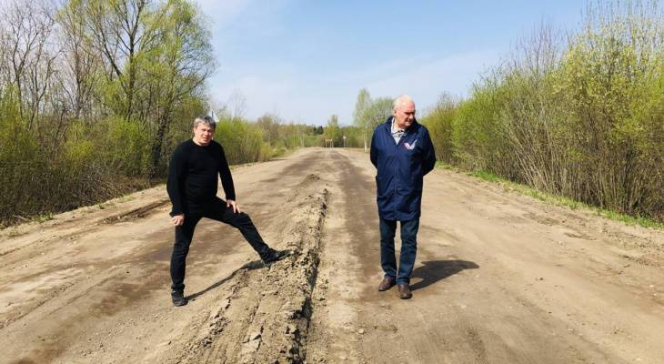 "Ездить можно только с содроганием": под Ярославлем разваливается дорога за 40 миллионов