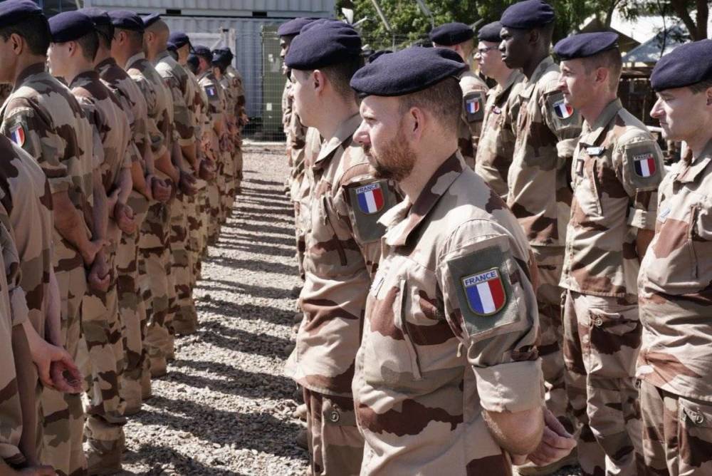 Около половины французов поддержали бы армию, если бы она решила навести порядок в стране