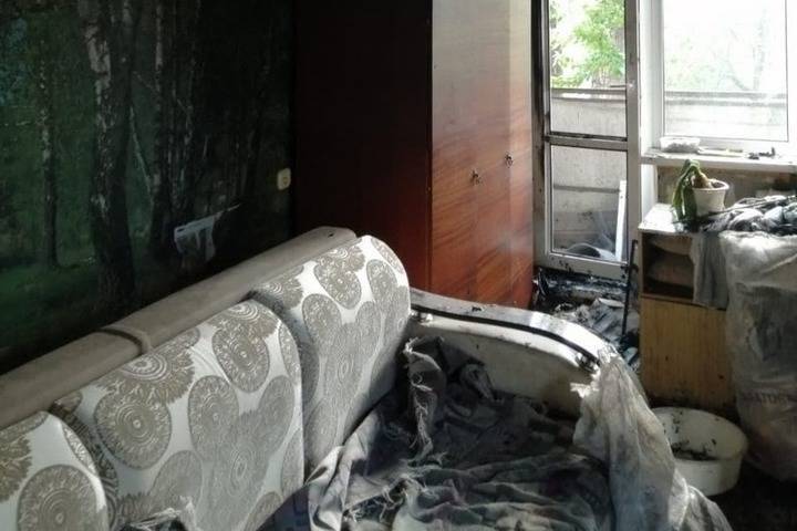 Женщина отравилась дымом на пожаре в многоэтажке на Барнаульской