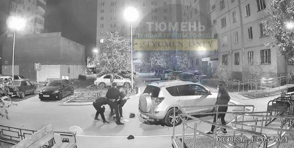 Момент стрельбы в тюменском дворе попал на видео