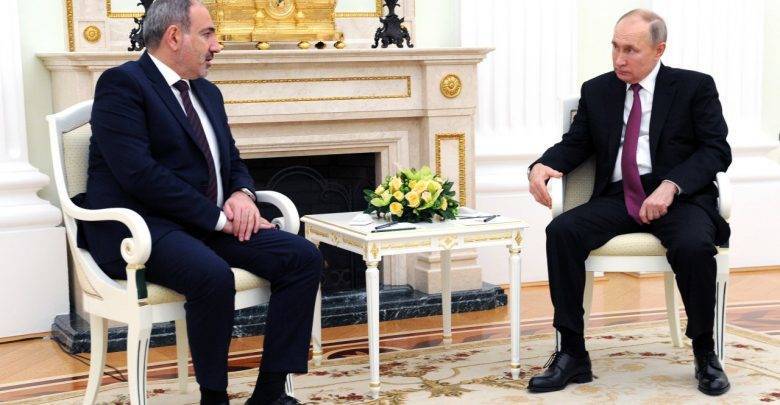 Путин в разговоре с Пашиняном подчеркнул необходимость соблюдения режима прекращения огня в Карабахе