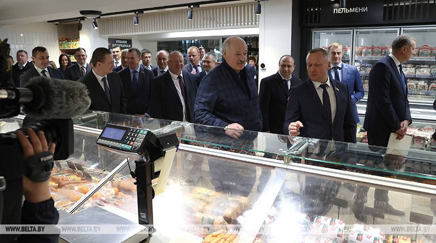 Лукашенко около полутора часов ходил по фермерскому рынку под Минском