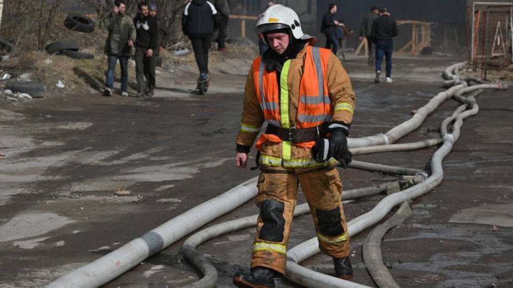 Кровля жилого дома загорелась в Екатеринбурге
