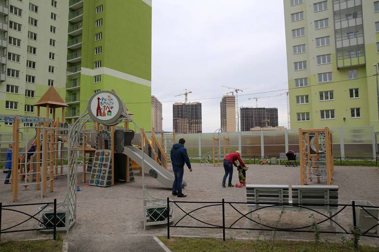 В Петербурге вручили ключи от квартир молодым семьям