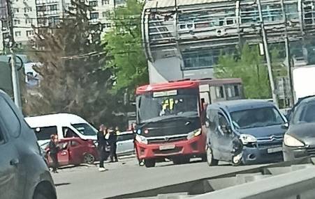 Два человека пострадали в аварии Citroen и Honda на Московском шоссе