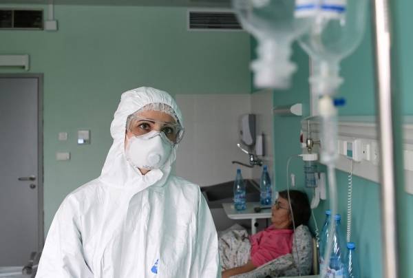 Вирусолог предупредил о возможности третьей волны коронавируса в России