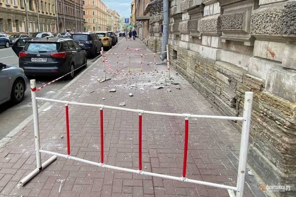 В Петербурге на улице Рылеева произошло очередное обрушение фасада