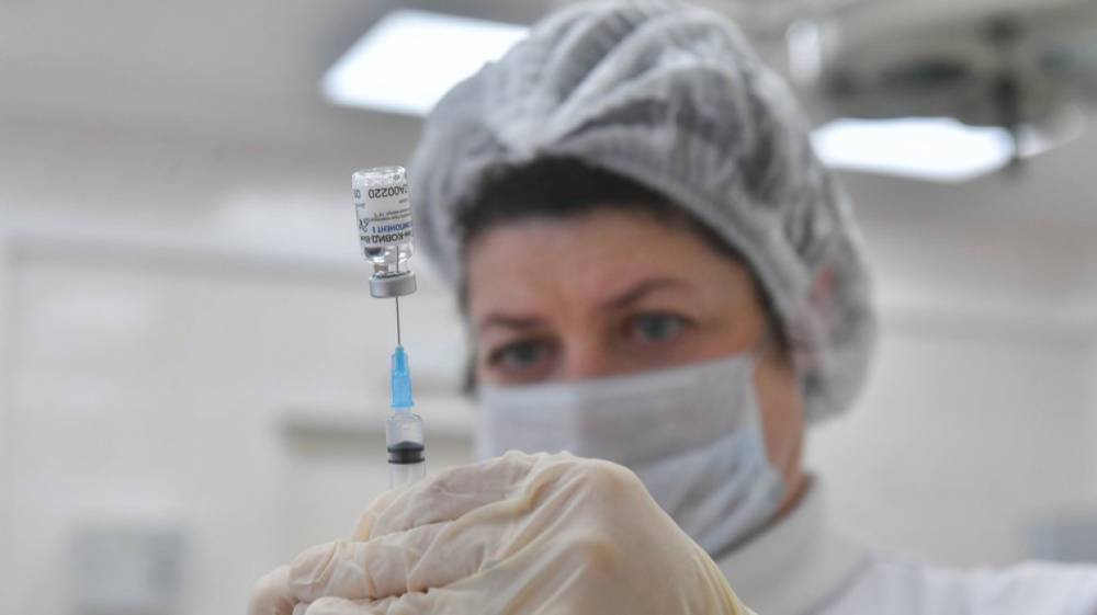 Полный цикл вакцинации от коронавируса прошли более полумиллиона петербуржцев