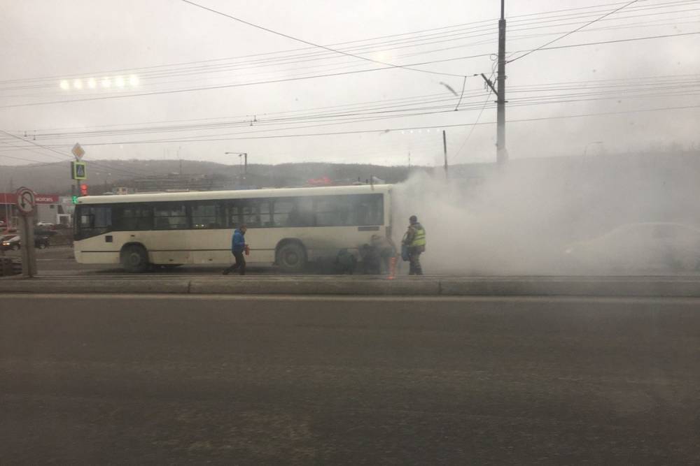 Пассажирский автобус горел на Кольском проспекте