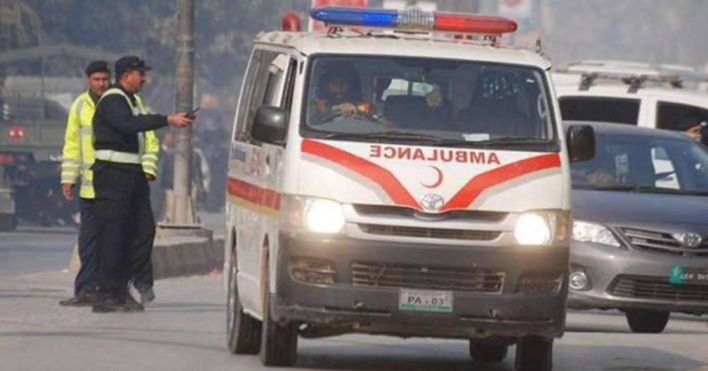 Более 10 человек погибли при падении фургона в канал в Пакистане