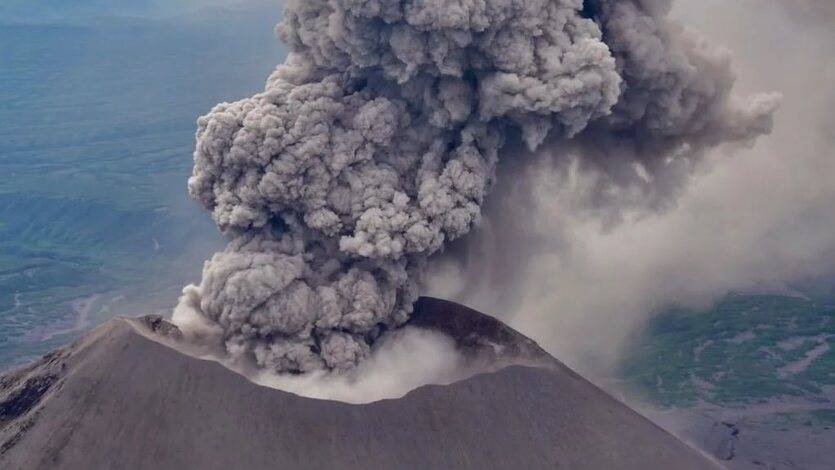Вулкан на Курилах выбросил пепел на высоту в 2,3 километра