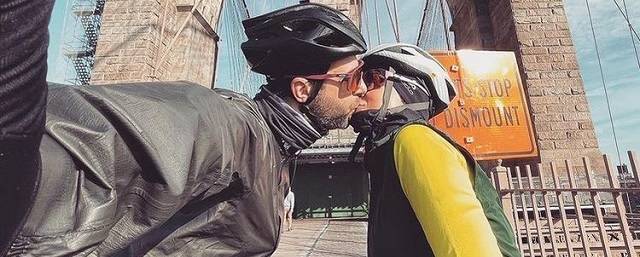 Иван Ургант поделился фото поцелуя с женой Натальей на каникулах в США