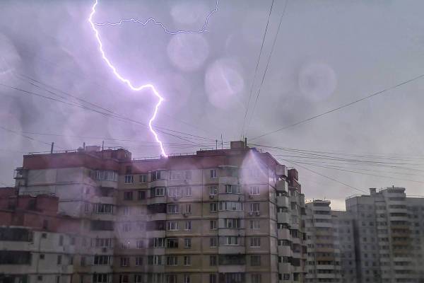 МЧС предупреждает о грозе и сильном ветре в Москве