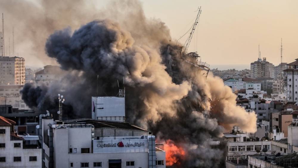 Израильские военные нанесли ракетный удар по 11-этажному зданию в секторе Газа