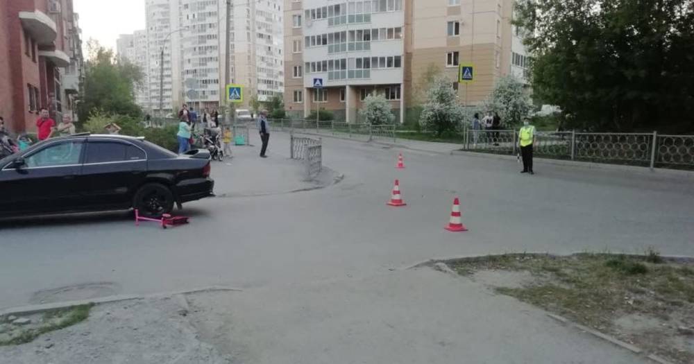 В Екатеринбурге иномарка сбила 3-летнюю девочку на самокате
