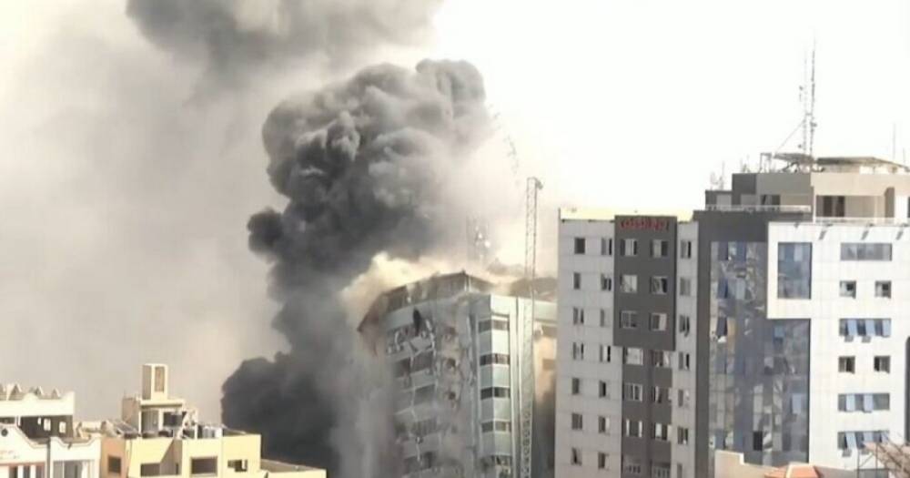 ЦАХАЛ ракетным ударом уничтожил высотку в Секторе Газа (видео)
