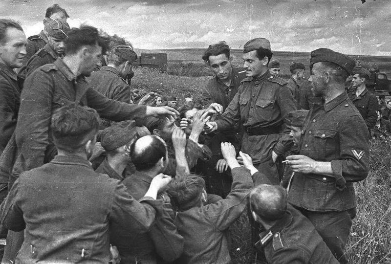 К каким пленным немецким солдатам красноармейцы относились с уважением