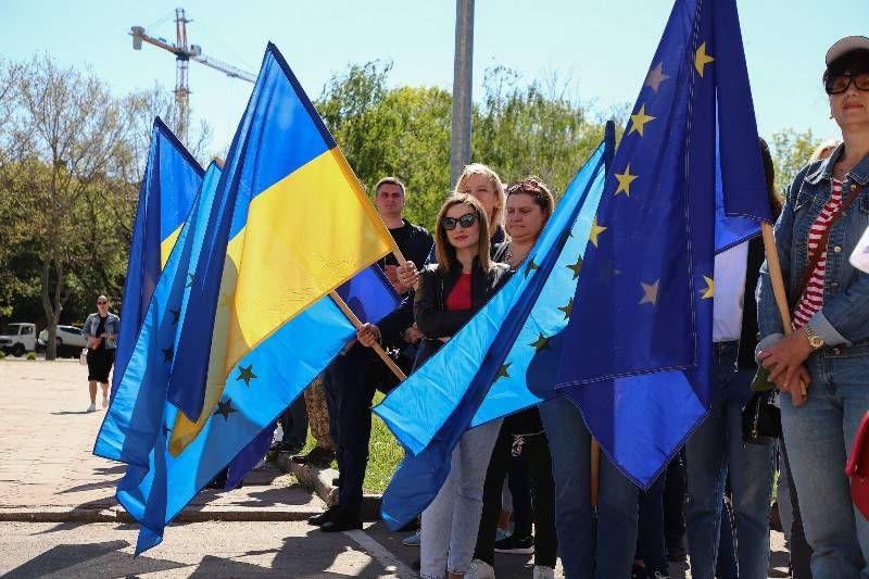 Одесса отмечала День Европы: флаги, лицеисты, «Еврогородок» (фото)
