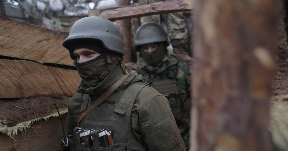 На Донбассе в сторону украинских армейцев летят вражеские снаряды, которых до сих пор бойцы даже не видели