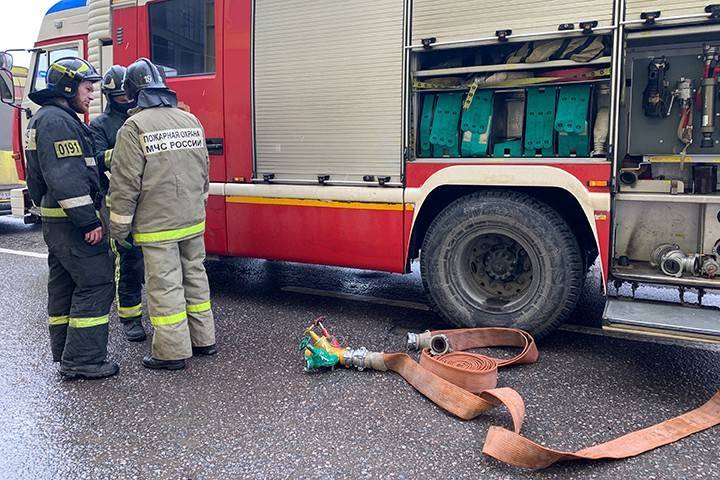 Пожарные локализовали возгорание на складе в Подмосковье