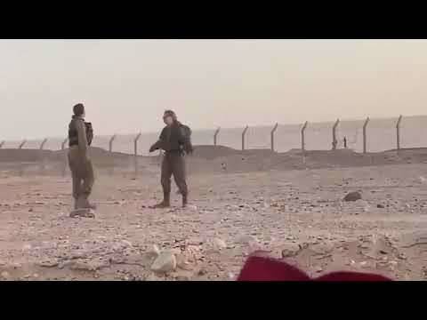 Египетские и израильские военнослужащие танцуют по обе стороны границы