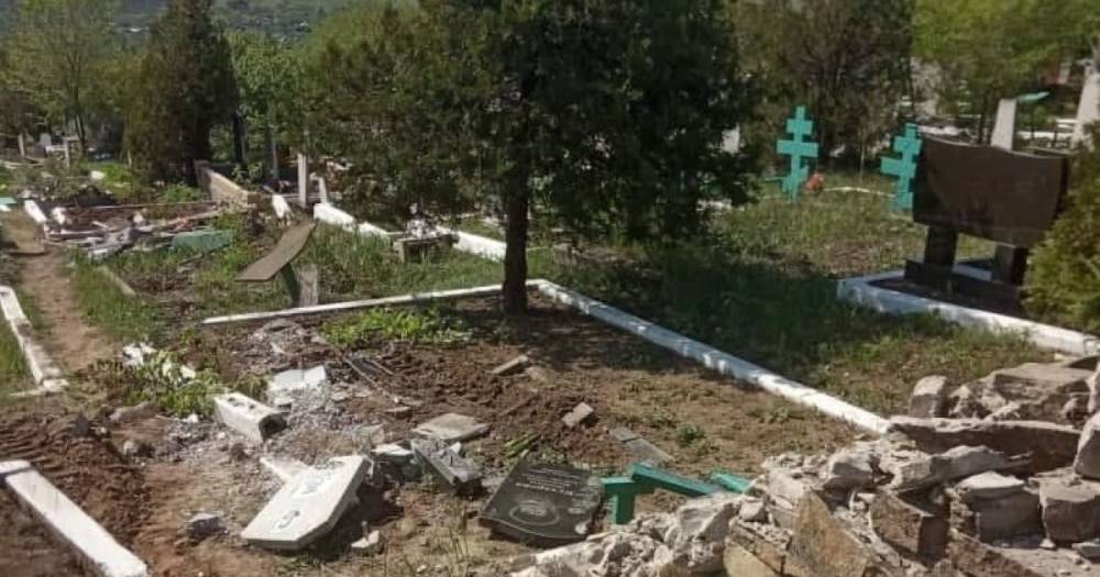 На оккупированном Донбассе военная техника боевиков проехалась по местному кладбищу: разрушены памятники