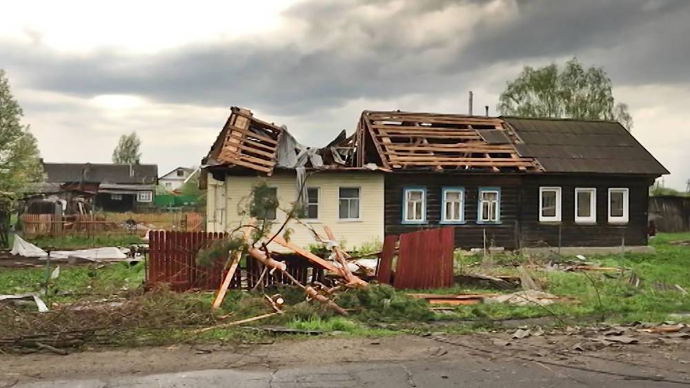 В пяти регионах России устраняют последствия урагана