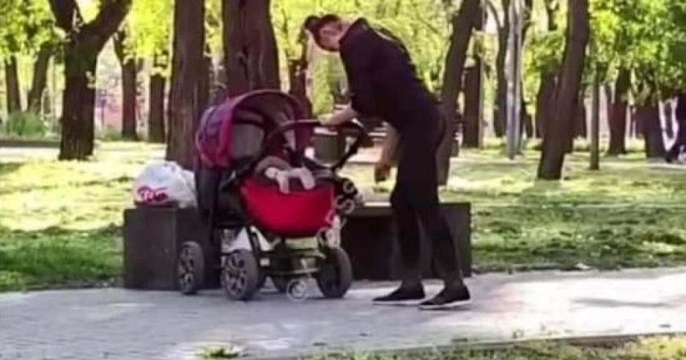 Ни стояла, ни висела: в Одессе прохожих шокировала женщина под кайфом, которая гуляла с младенцем (видео)
