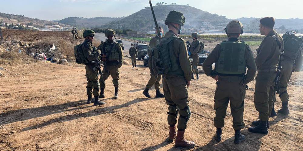 Бойцы ЦАХАЛа ведут погоню за террористами, устроившими стрельбу на перекрестке Бани-Наим