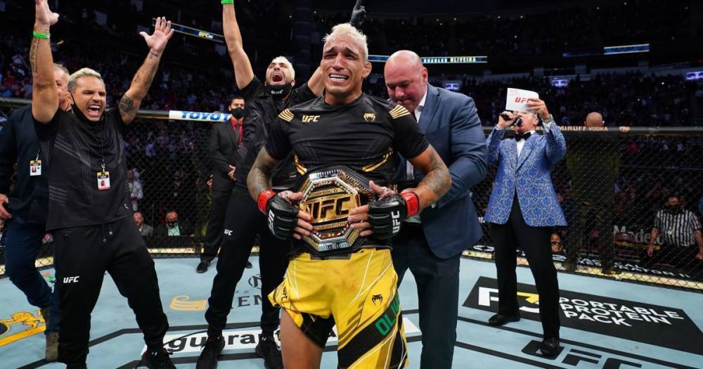 Безумный нокаут: бразильский боец уничтожил соперника у сетки и стал чемпионом UFC (видео)